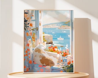 Op de afbeelding: Een ingelijste kunstdruk toont een serene kustscène. Een wit-oranje kat rust op een vensterbank en kijkt uit over een blauwe zee met zeilboten. Het raam wordt omlijst door bloemengordijnen en levendige bloemen.