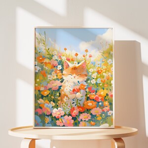 Op de afbeelding: Een ingelijste kunstdruk met een vrolijke oranje en witte kat te midden van een veld vol kleurrijke bloemen. Het kunstwerk heeft een zachte, schilderachtige stijl met een lichtblauwe lucht op de achtergrond, wat een grillige en vrolijke scène creëert.