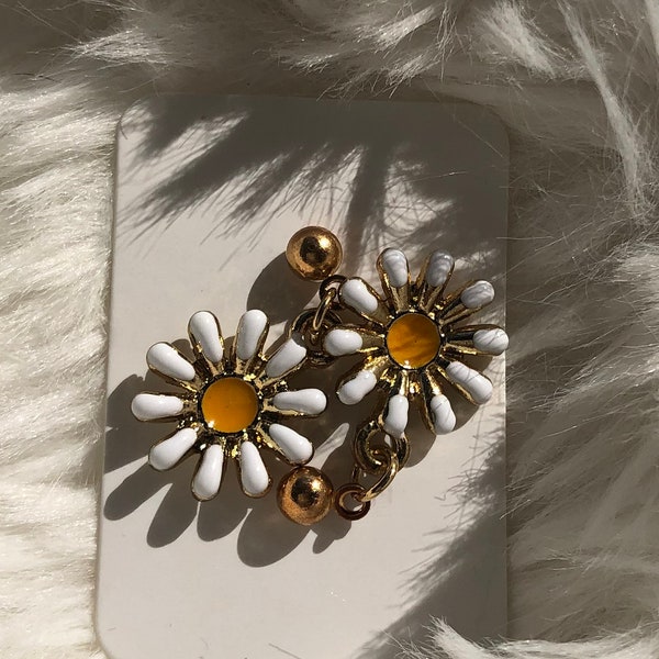 Sunny Daisy Enamel Earrings - Vibrant Yellow Floral Design for Spring & Summer, Sleek Nature-Inspired Finish for Everyday Elegance
