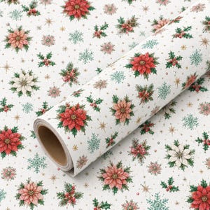 Könnte beinhalten: Eine Rolle Geschenkpapier mit weißem Hintergrund und einem wiederkehrenden Muster aus roten und weißen Weihnachtssternen, grünen Stechpalmenblättern mit roten Beeren und hellblauen Schneeflocken, akzentuiert durch kleine goldene Sterne.
