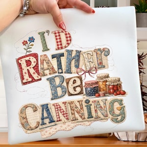 Peut inclure: Une tasse en céramique blanche avec une anse noire et l'inscription "But First, Coffee" en noir, dans une police manuscrite. La tasse est posée sur une surface blanche.