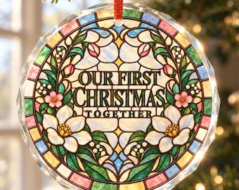 初めて一緒に過ごすクリスマスのガラスオーナメント、ステンドグラスのアールヌーボー風フローラルデザイン、パーソナライズされた結婚祝いの記念品、