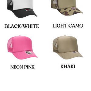 K&ouml;nnte beinhalten: Vier Trucker-Caps in verschiedenen Farben und Mustern. Die Caps sind schwarz-wei&szlig;, helles Tarnmuster, neongelb und khaki.
