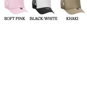 K&ouml;nnte beinhalten: Drei Trucker-Caps in verschiedenen Farben: zartes Rosa, Schwarz-Wei&szlig; und Khaki. Die Caps haben ein Netzr&uuml;cken und eine durchgehende Vorderseite.