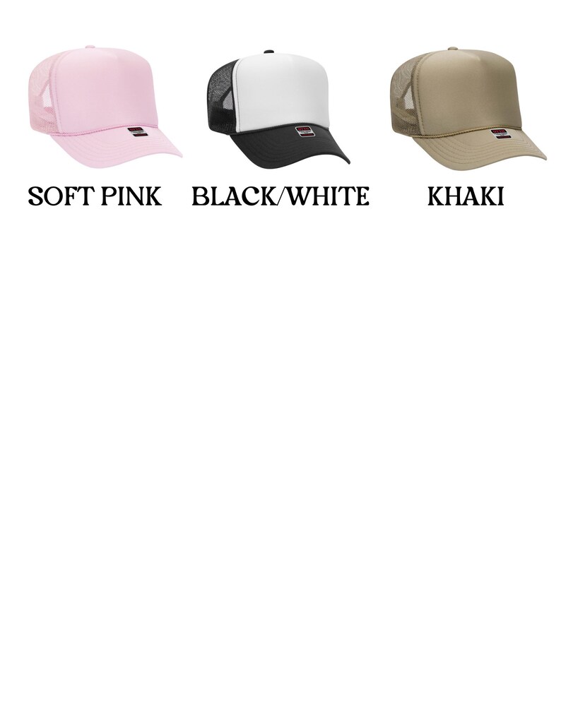 K&ouml;nnte beinhalten: Drei Trucker-Caps in verschiedenen Farben: zartes Rosa, Schwarz-Wei&szlig; und Khaki. Die Caps haben ein Netzr&uuml;cken und eine durchgehende Vorderseite.