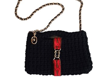 Handy Woo, sac à main crocheté dans une tresse de coton recyclé noire avec une doublure en soie rouge, un fermoir et une chaîne dorés