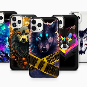 Può includere: Una collezione di custodie per telefoni con disegni di lupi. Le custodie presentano vari stili artistici, tra cui colori neon vibranti, motivi geometrici e illustrazioni dettagliate. Una custodia ha un nastro di avvertimento che dice "Beware of Werewolf".