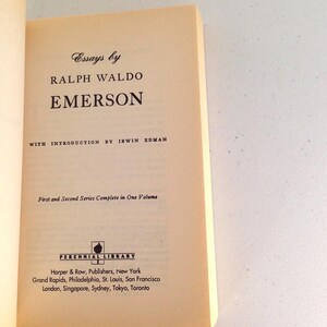 Puede incluir: Una portada de libro con el t&iacute;tulo "Ensayos de Ralph Waldo Emerson" y el subt&iacute;tulo "Con introducci&oacute;n de Irwin Edman". El libro forma parte de la serie "Perennial Library" y es publicado por Harper & Row.
