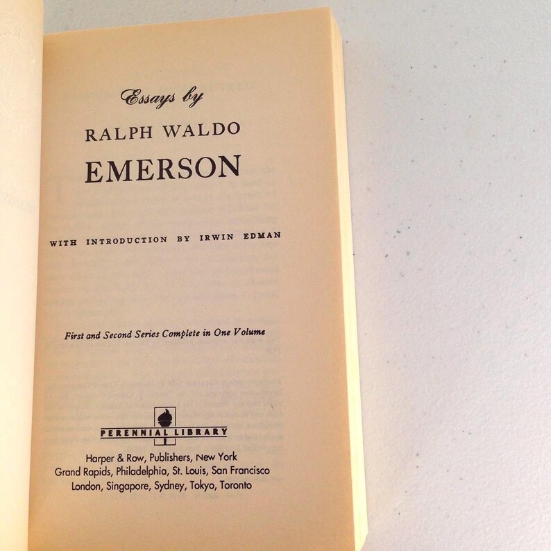 Puede incluir: Una portada de libro con el t&iacute;tulo "Ensayos de Ralph Waldo Emerson" y el subt&iacute;tulo "Con introducci&oacute;n de Irwin Edman". El libro forma parte de la serie "Perennial Library" y es publicado por Harper & Row.