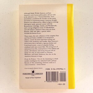 Puede incluir: Un libro de bolsillo amarillo y negro con el t&iacute;tulo "Ensayos" de Ralph Waldo Emerson. El libro forma parte de la serie Perennial Library publicada por Harper & Row. La contraportada presenta una descripci&oacute;n del libro y su contenido, junto con el n&uacute;mero ISBN y el precio.