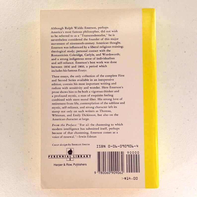 Puede incluir: Un libro de bolsillo amarillo y negro con el t&iacute;tulo "Ensayos" de Ralph Waldo Emerson. El libro forma parte de la serie Perennial Library publicada por Harper & Row. La contraportada presenta una descripci&oacute;n del libro y su contenido, junto con el n&uacute;mero ISBN y el precio.