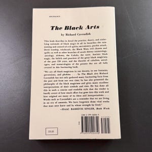Może przedstawiać: Tylna okładka książki "The Black Arts" autorstwa Richarda Cavendisha. Biała okładka z czarnym tekstem opisuje praktykę, teorię i uzasadnienie czarnej magii, od nekromancji po astrologię.