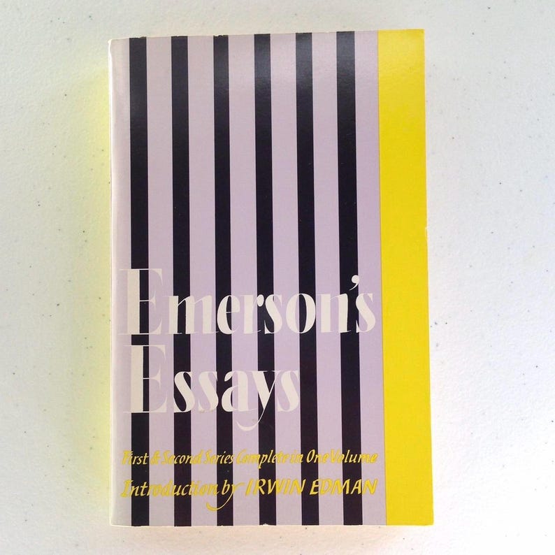 Puede incluir: Un libro titulado "Emerson's Essays" con una cubierta a rayas blancas y negras y un lomo amarillo. El t&iacute;tulo del libro est&aacute; en texto blanco y el subt&iacute;tulo es "First & Second Series Complete in One Volume" con una introducci&oacute;n de "IRWIN EDMAN".