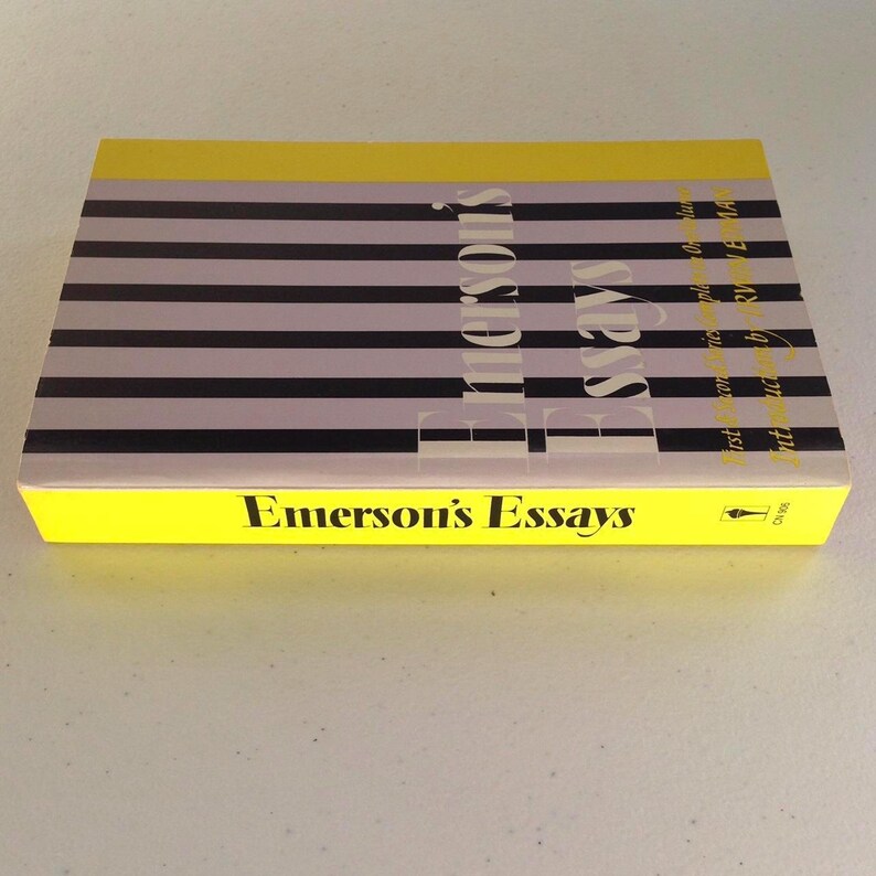 Puede incluir: Un libro con rayas amarillas y negras con el t&iacute;tulo "Emerson's Essays" en la portada. El libro es un primer volumen de ensayos de Ralph Waldo Emerson.