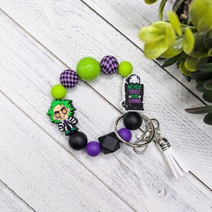 Beetle Guy Horror-armband med silikonberlocker, stretchig nyckelring med tofs, 20 cm