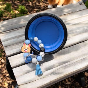 Llavero elástico de muñeca Corgi con bebedero plegable para viaje, personalizable.