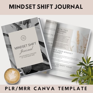 Op de afbeelding: Een zwart-witte afbeelding van een dagboek met de tekst "Mindset Shift Journal" op de omslag. Het dagboek is open op een pagina met de tekst "How This Journal Rolls" en "It's Your Mindset Journey". De afbeelding bevat ook een kopje koffie en een groene plant.