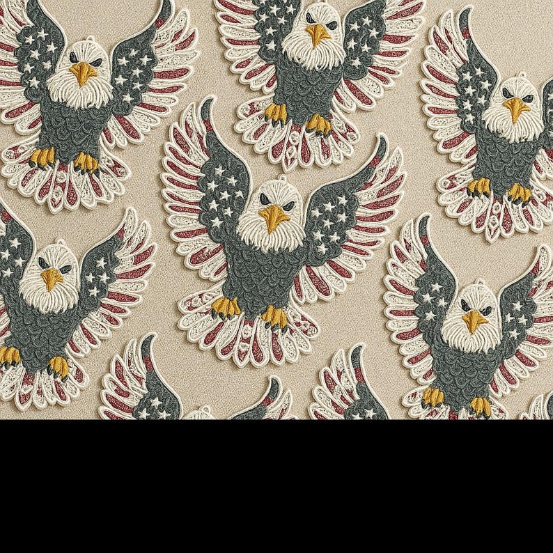 Puede incluir: M&uacute;ltiples parches bordados que muestran un &aacute;guila calva con las alas extendidas. El &aacute;guila tiene cabeza blanca, pico y patas amarillas, y cuerpo gris oscuro. Las alas presentan un patr&oacute;n de estrellas blancas sobre fondo gris y rayas rojas.