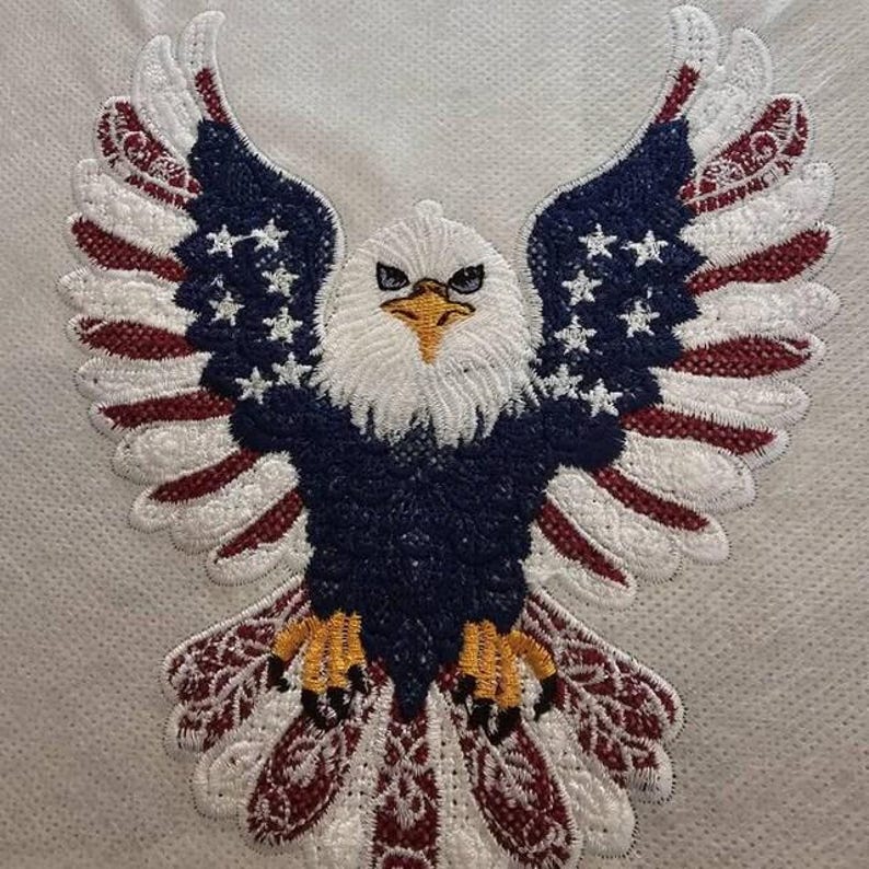 Puede incluir: Un parche bordado que muestra un &aacute;guila calva con las alas extendidas. El &aacute;guila tiene cabeza blanca, pico amarillo y garras amarillas. Las alas y las plumas de la cola incorporan un patr&oacute;n rojo, blanco y azul con estrellas blancas sobre fondo azul.