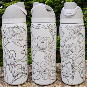 Botella Owala con grabado de magnolia: elegante diseño floral, artículos para beber personalizados