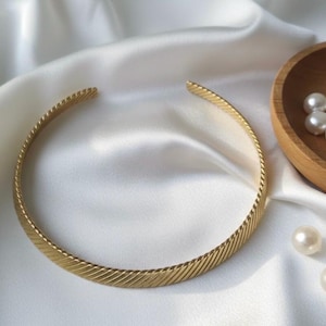 Vintage Style Gold‑Tone Collar Necklace – Textured Open Choker Statement Jewelry