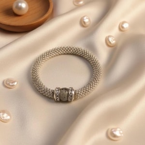 Jon Richard Silberfarbenes Stretch-Armband - Grau / Blauer Zentralstein mit Kristallakzenten