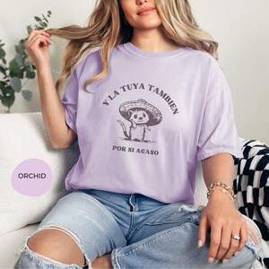 Pode incluir: Uma camiseta lavanda com um gr&aacute;fico de um rato de desenho animado usando um sombrero. O texto na camiseta diz "Y la tuya tambien por si acaso".