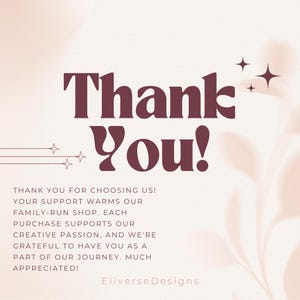 K&ouml;nnte beinhalten: Danke! Ein rosa und wei&szlig;er Hintergrund mit einem burgunderfarbenen Text&uuml;berlagerung, der "Danke!" lautet, mit einer Nachricht darunter, die lautet "Vielen Dank, dass Sie uns gew&auml;hlt haben! Ihre Unterst&uuml;tzung w&auml;rmt unser Familienunternehmen. Jeder Kauf unterst&uuml;tzt unsere kreative Leidenschaft, und wir sind dankbar, Sie als Teil unserer Reise zu haben. Vielen Dank!" und der Text "Eliverse Designs" unten.
