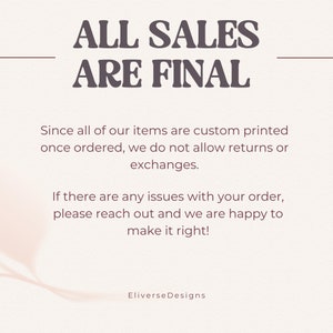 Pode incluir: Um fundo branco com texto castanho que diz "ALL SALES ARE FINAL". O texto &eacute; seguido de um par&aacute;grafo que explica que todos os itens s&atilde;o impressos sob encomenda e que n&atilde;o s&atilde;o permitidas devolu&ccedil;&otilde;es ou trocas. O texto tamb&eacute;m indica que se houver algum problema com um pedido, o cliente deve entrar em contato com o vendedor, que ter&aacute; prazer em ajudar. O texto termina com o nome "Eliverse Designs".