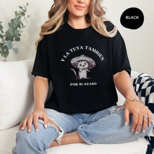 Pode incluir: Camiseta preta com um gr&aacute;fico de um rato de desenho animado usando um sombrero e o texto "Y LA TUYA TAMBIEN POR SI ACASO".