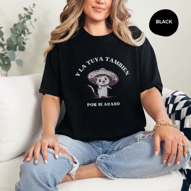 Pode incluir: Camiseta preta com um gr&aacute;fico de um rato de desenho animado usando um sombrero e o texto "Y LA TUYA TAMBIEN POR SI ACASO".