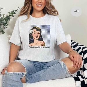 Judging you in Spanish tshirt, gift for latina women Shirt, Funny Latina T-Shirt, Día de las madres Gift, Latina Mami Tee, Retro madre Shirt