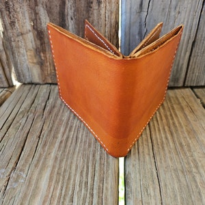 Cartera de cuero versátil de cuatro pliegues