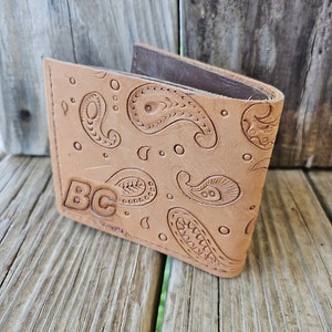 Personalice la cartera plegable de piel con diseño de paisley occidental.