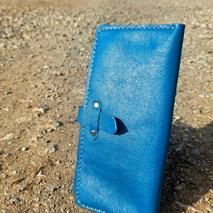 Cartera larga de cuero azul, bolsillo para teléfono, dinero en efectivo y tarjetas.