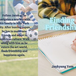 Könnte beinhalten: Ein Buchcover mit einem blau-weiß gestreiften Hintergrund. Der Titel "Finding Friendship" ist in hellblau geschrieben. Der Name des Autors, "Jaykyung Yom", ist in dunkelblau geschrieben. Das Cover zeigt außerdem ein Foto einer Person, die in ein Notizbuch zeichnet.