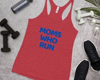 Puede incluir: Una camiseta sin mangas roja con las palabras "MOMS WHO RUN" en azul. La camiseta está rodeada de equipos de fitness, incluyendo pesas, una botella de agua y zapatillas para correr. La camiseta sin mangas es de un material suave.