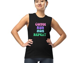 Puede incluir: Camiseta sin mangas negra con el texto "COFFEE RUN MOM REPEAT" en letras coloridas. Una prenda casual, adecuada para entrenamientos o el uso diario.