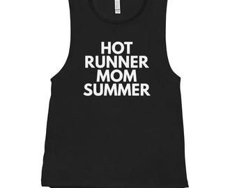 Puede incluir: Camiseta sin mangas negra con el texto blanco "HOT RUNNER MOM SUMMER" impreso en la parte delantera. La camiseta sin mangas tiene cuello redondo y un ajuste relajado.