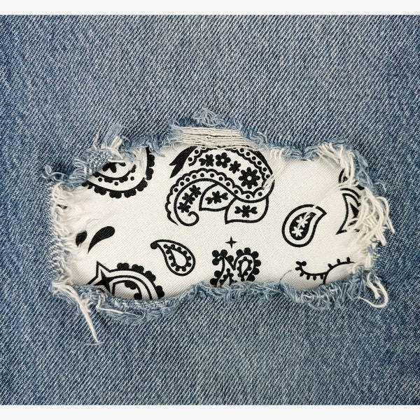 Patch thermocollant couvre les trous et répare les jeans déchirés avec le fer à repasser et ce bandana blanc imprimé