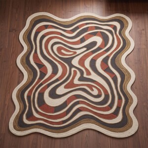Puede incluir: Una alfombra con forma irregular de bordes ondulados que presenta un patrón abstracto concéntrico de líneas fluidas. El diseño consta de bandas alternas de colores crema, marrón oscuro, tostado y naranja terracota en una disposición orgánica.