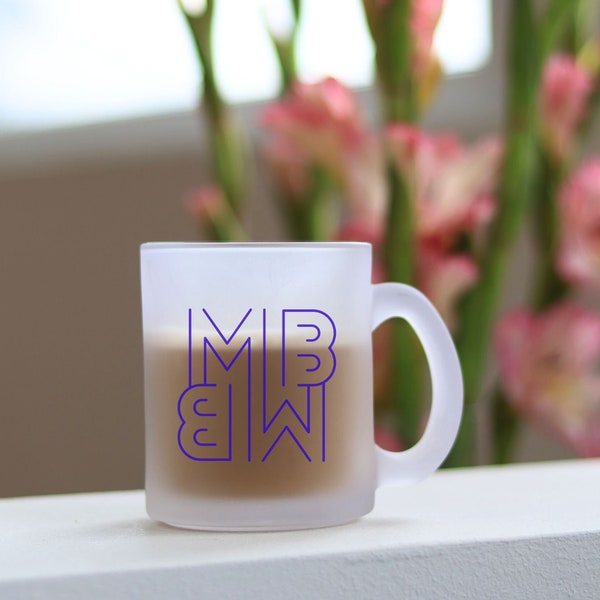 Glastasse mit Initialien Logo personalisiert, persönliche Geburtstag Geschenkidee Kollegin große Kaffeetasse, individueller Milchglas Becher