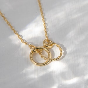 Colar com pingente de círculos entrelaçados em ouro 14K, pingente de anel duplo em corda torcida, berloque texturizado com dois círculos, presente para ela.