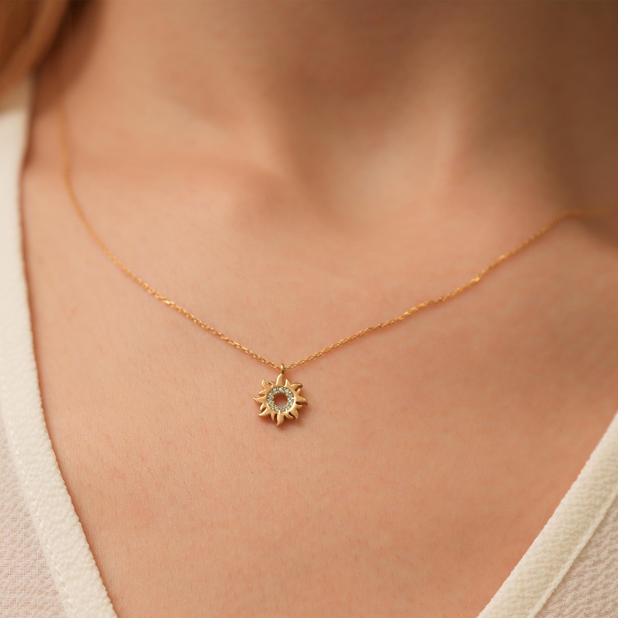 Collar con colgante de sol de oro macizo de 14 quilates para mujer. Joya con encanto celestial. Diseño radiante de luz solar. Regalo perfecto para el verano.