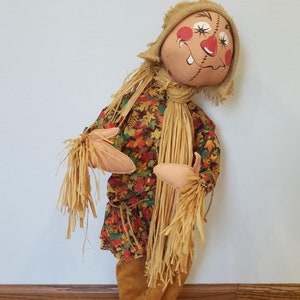 Vintage Annalee Mobilitee 30 Inch Scarecrow Doll 2001 / Foliage Leaf Printed Fabric, Wooden Stand, Straw, Weave Hat, Painted Face / NH, USA
