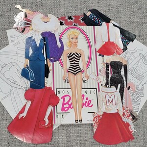 K&ouml;nnte beinhalten: Ein Vintage Barbie Papierpuppen-Set mit einer Puppe in einem schwarz-wei&szlig; gestreiften Badeanzug. Das Set enth&auml;lt verschiedene Papier-Outfits, darunter ein rotes Kleid, ein blauer Anzug und ein schwarzes Abendkleid. Betitelt "Nostalgic Barbie Paper Dolls".