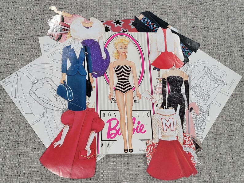 K&ouml;nnte beinhalten: Ein Vintage Barbie Papierpuppen-Set mit einer Puppe in einem schwarz-wei&szlig; gestreiften Badeanzug. Das Set enth&auml;lt verschiedene Papier-Outfits, darunter ein rotes Kleid, ein blauer Anzug und ein schwarzes Abendkleid. Betitelt "Nostalgic Barbie Paper Dolls".
