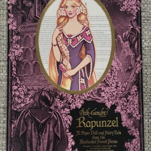 K&ouml;nnte beinhalten: Ein Vintage Rapunzel-Papierpuppen-Set aus der Enchanted Forest-Serie. Das Cover zeigt eine Illustration von Rapunzel in einem lila Kleid, umgeben von einem floralen Rahmen. Der Text lautet "Peck-Gandre's Rapunzel".