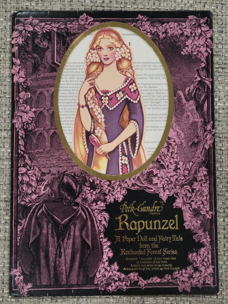 K&ouml;nnte beinhalten: Ein Vintage Rapunzel-Papierpuppen-Set aus der Enchanted Forest-Serie. Das Cover zeigt eine Illustration von Rapunzel in einem lila Kleid, umgeben von einem floralen Rahmen. Der Text lautet "Peck-Gandre's Rapunzel".