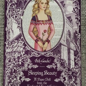 K&ouml;nnte beinhalten: Ein Vintage-Papierpuppen-Set "Sleeping Beauty" aus der "Enchanted Forest Series" von Peck-Gandre. Das Cover zeigt eine Illustration einer Prinzessin in einem rosa Kleid, umgeben von einem floralen Rand. Das Set enth&auml;lt eine 30,48 cm gro&szlig;e Papierpuppe und Kost&uuml;me.
